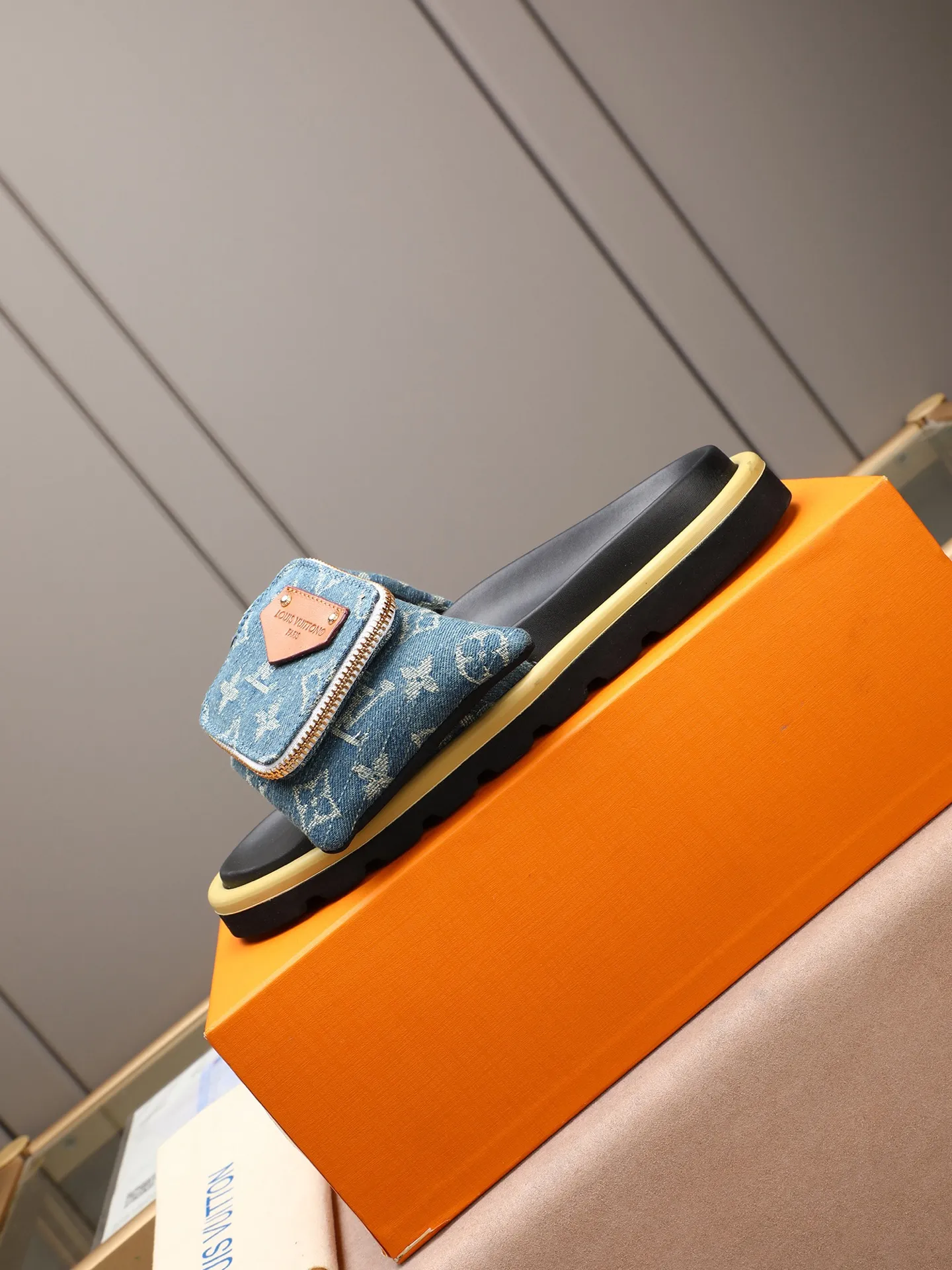 PP400 couple model with drawer box [LOUIS VUITTON] Louis Vuitton, the latest LV official website printed wallet and men's and women's slippers🔥🔥🔥 are now on the market. The drawer box is packed with cloth bags and cards. The upper pattern looks very soft and waxy, and it is a super versatile leg slimming tool. Fabric: Imported denim/down silk cotton embossed, official website pattern printing, lining: water-dyed sheepskin down filling, comfortable to wear, feet: high elastic PU water table. Sole: foam sole, heel height: about 5cm. Size 35-46, 35, 45 and 46 are custom-made and cannot be returned or exchanged. Color: multiple colors available.